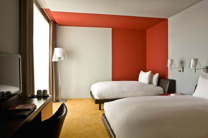 Room 8 of 175