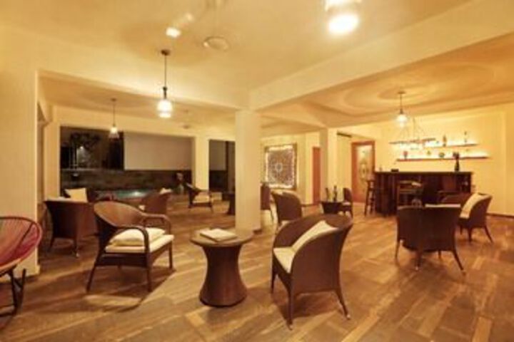 Lounge 12 of 19