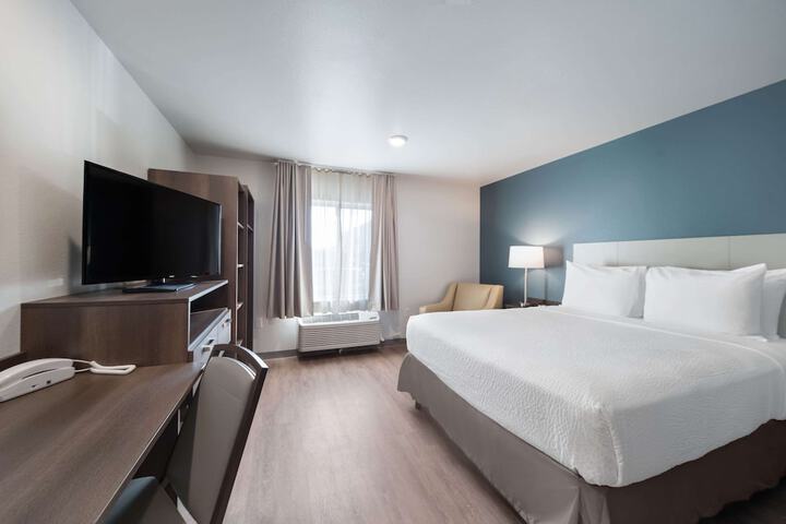1 Queen Bed (2 of 20)