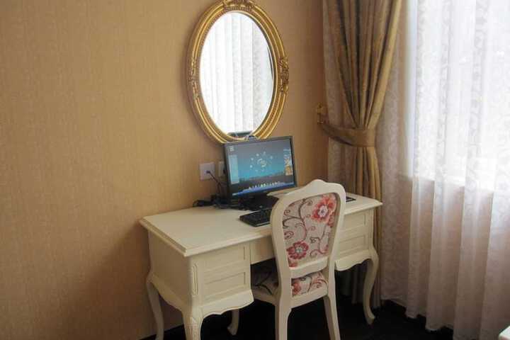 Room 12 of 18