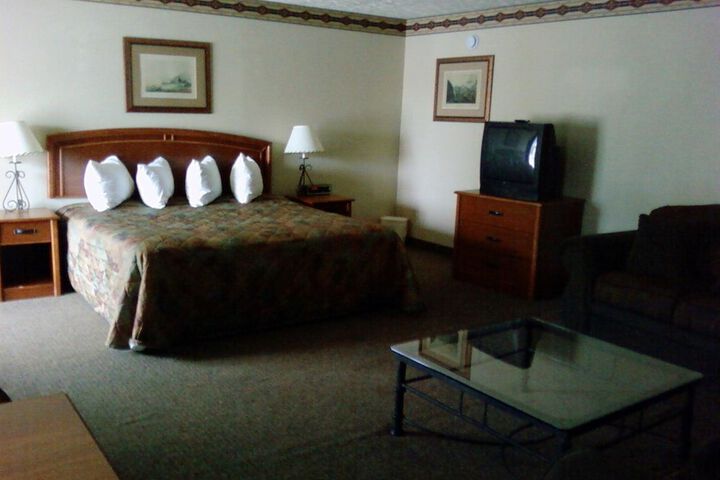 1 King Bed (3 of 15)