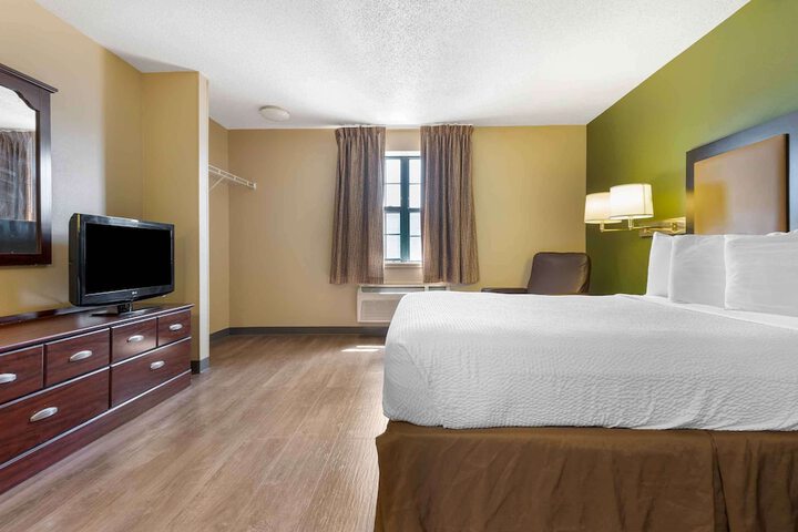 1 Queen Bed Kitchen (6 of 7)