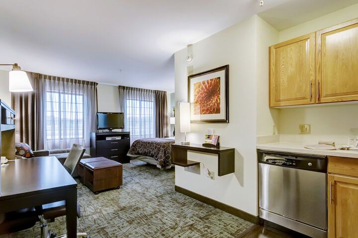 1 Queen 1 Bedroom Suite Comm Mobility Accessible (2 of 39)