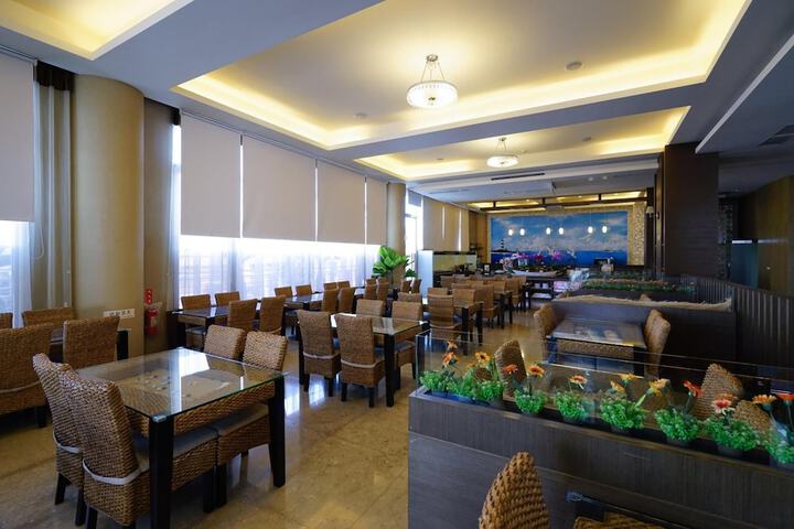 Dining 22 of 31