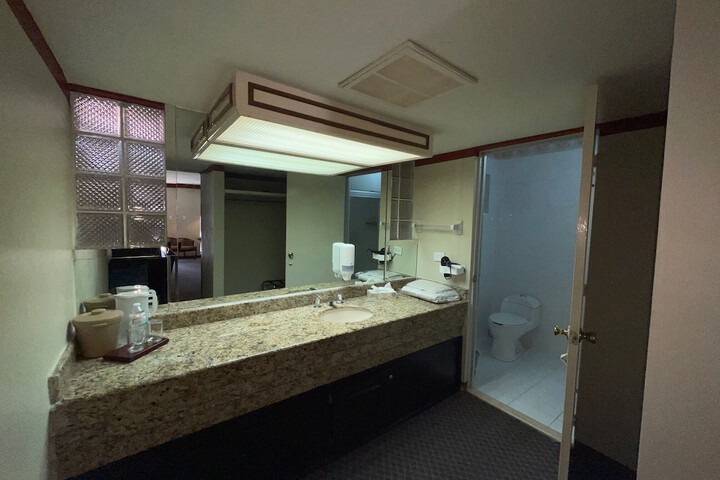 Room 7 of 16