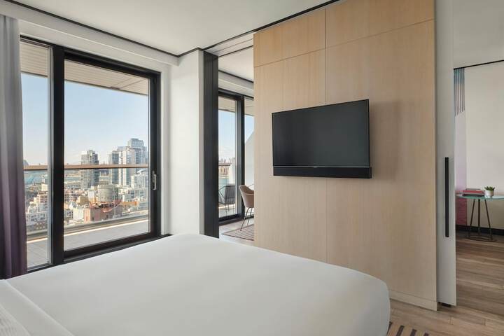 Room 33 of 144