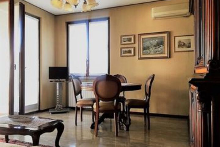 Room 300 of 499