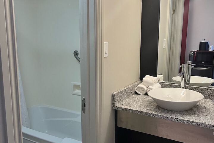 1 Queen Bed Waterfront (18 of 22)