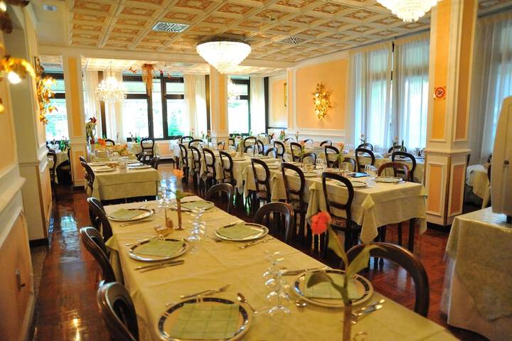 Dining 52 of 63