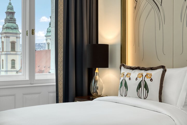 Room 70 of 169