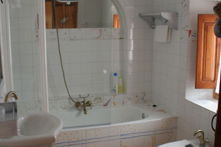 Room 10 of 16