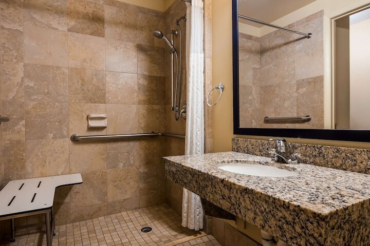 2 Queen Beds High Speed Internet Accessible Microwave and Refrigerator, Coffee Maker Iron and Ironing Board Hairdryer Full Breakfast (8 of 10)