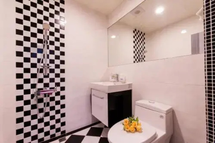 Room 7 of 12