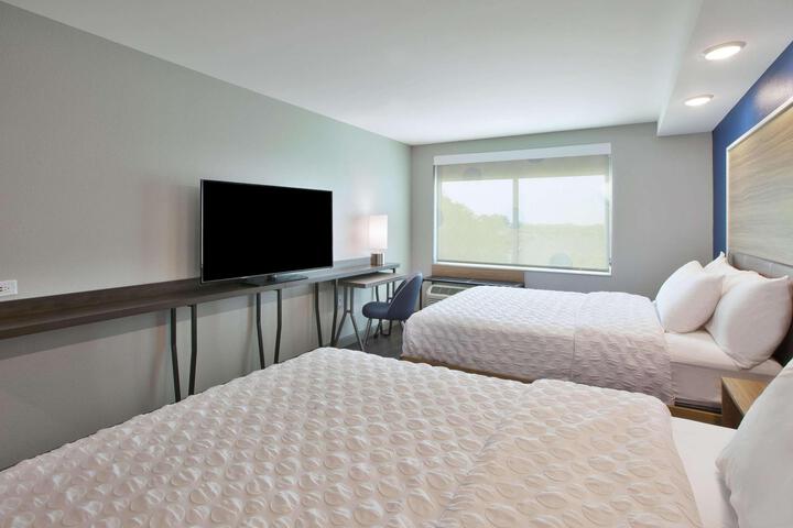 2 Queen Beds (10 of 10)
