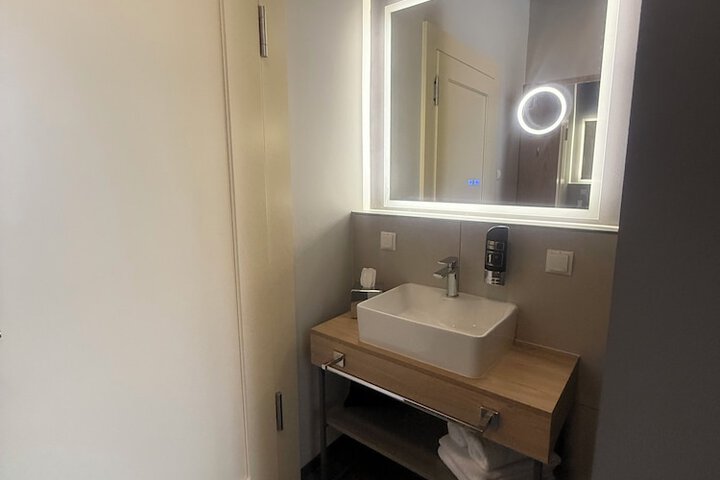 Room 30 of 48