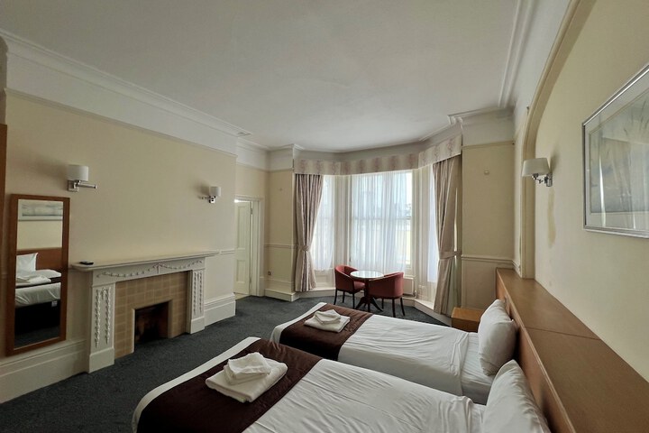 Room 28 of 74