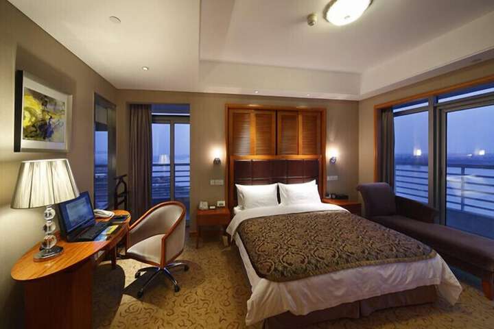 Room 6 of 16
