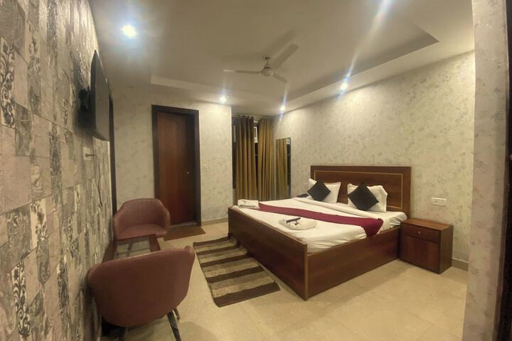 Room 8 of 31