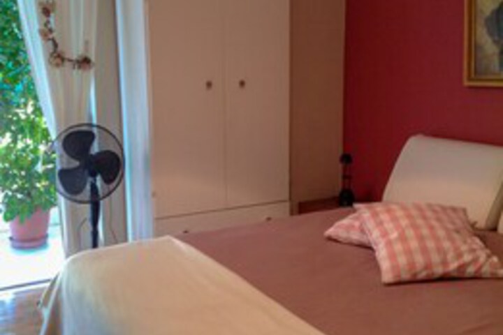 Room 4 of 9