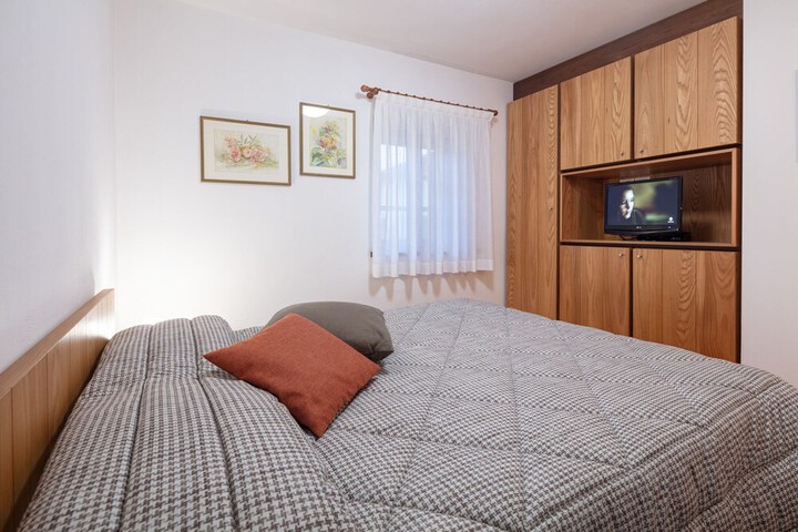 Room 10 of 77