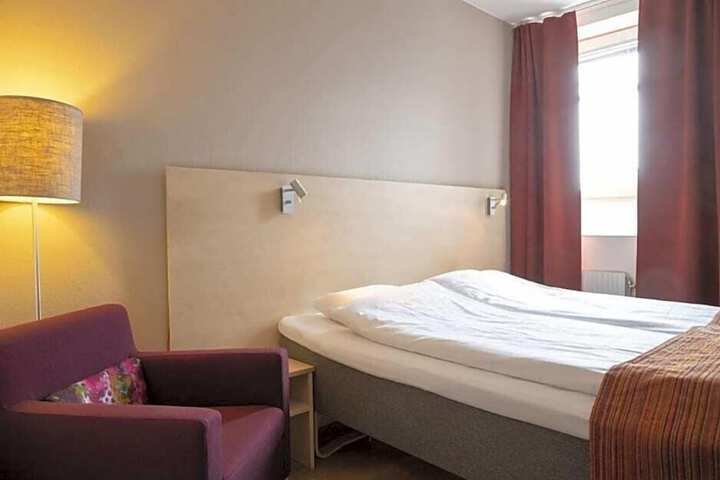 Room 10 of 32