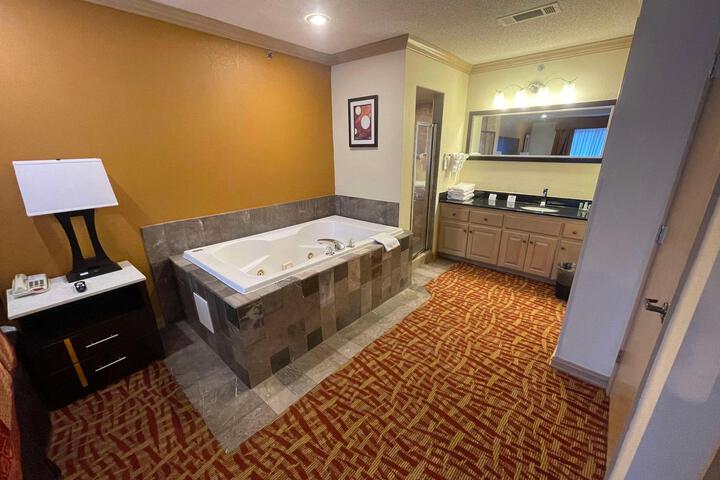 Suite 1 King Bed Separate Bedroom Jetted Tub Sofa Microwave and Refrigerator WiFi Full Breakfast (5 of 9)