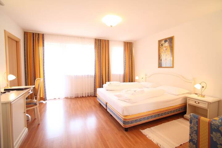 Room 27 of 78