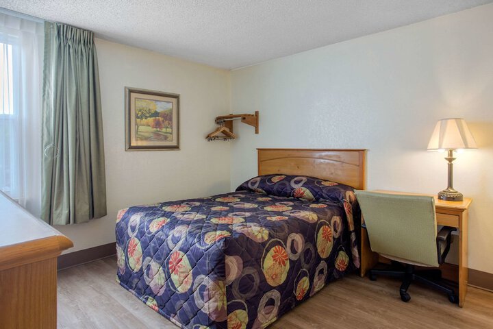 1 Queen Bed (18 of 20)