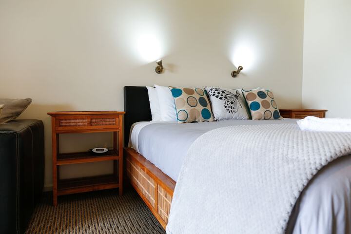 Room 2 of 77