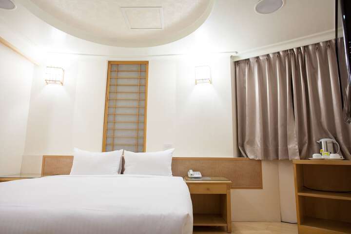 Room 9 of 39