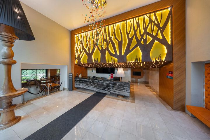 Entrance & Lobby
