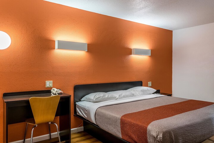 1 King Bed (3 of 11)