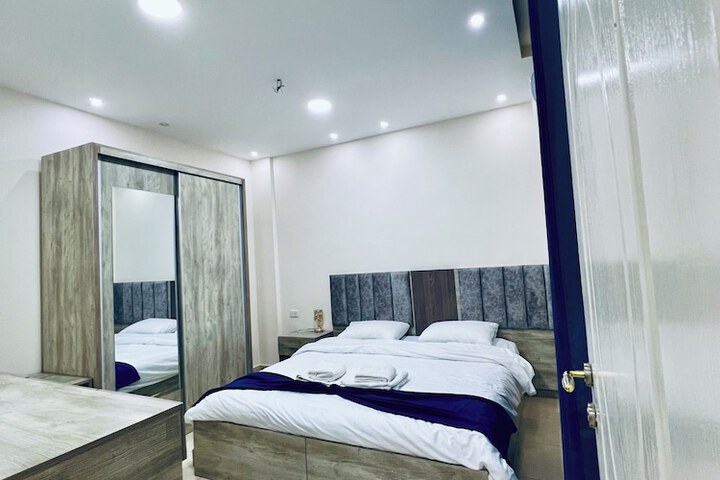 Room 9 of 18
