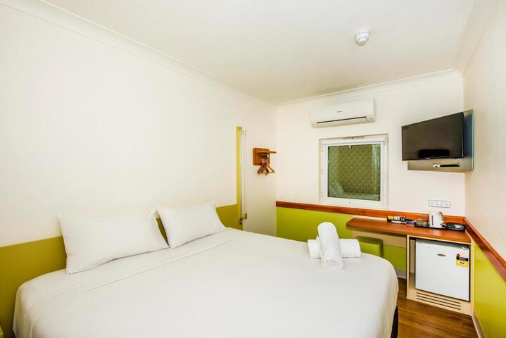 Room 10 of 42