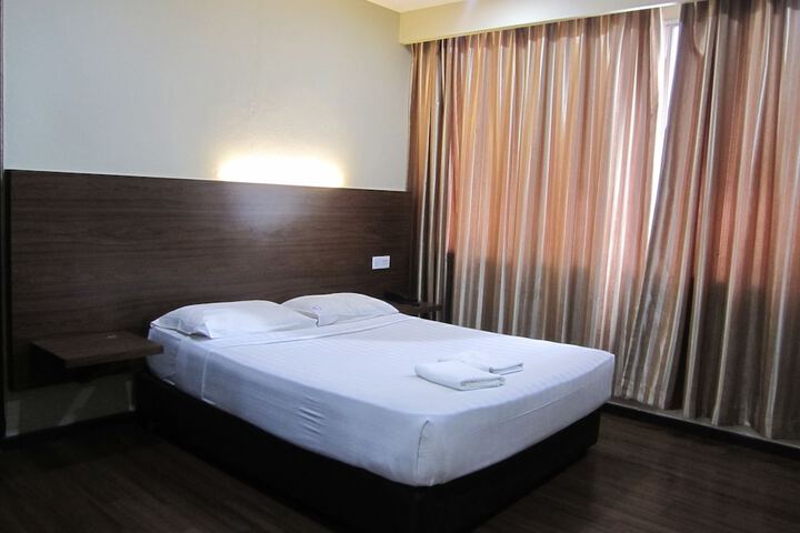 Room 9 of 33