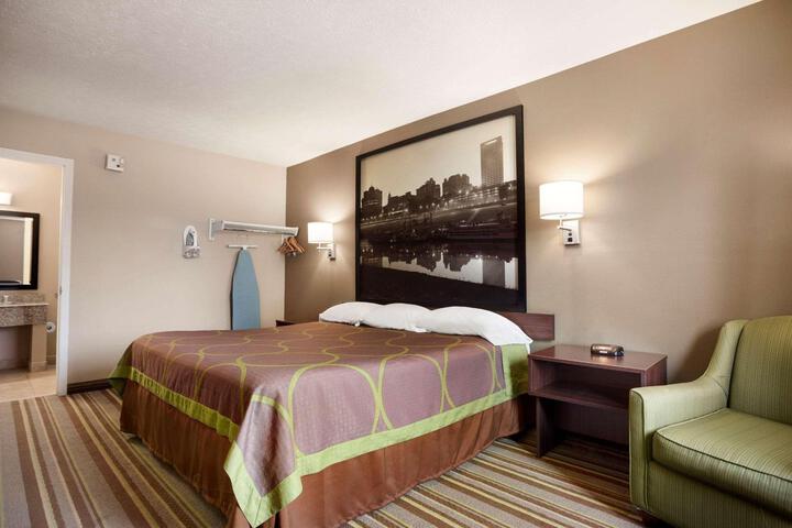 1 King Bed (3 of 10)