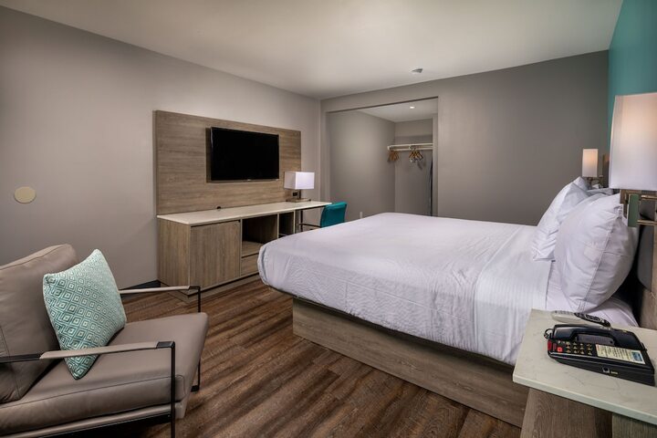 1 Queen Bed Business Room (23 of 23)