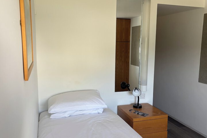 Room 32 of 83