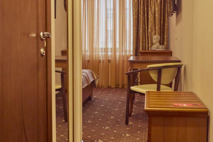 Room 2 of 33