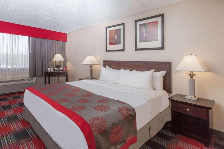 1 Queen Bed (1 of 4)