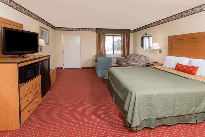 1 King Bed Ocean View (4 of 11)