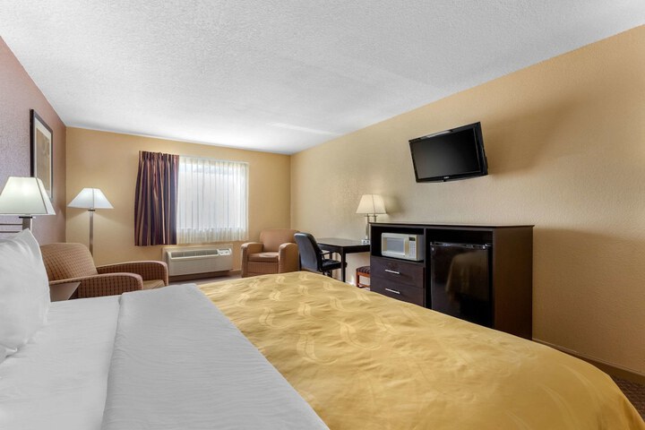 1 King Bed Accessible (10 of 15)