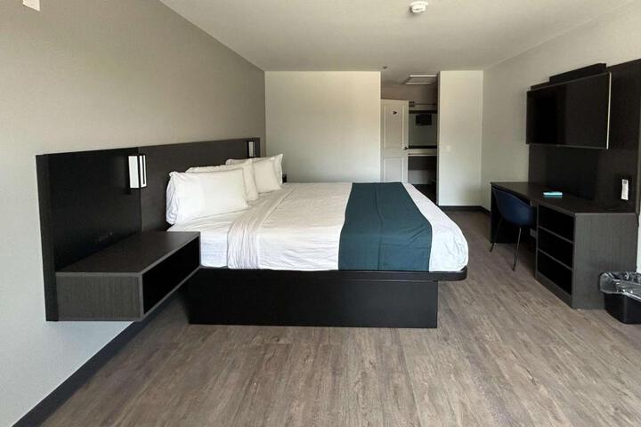 1 King Bed (2 of 3)