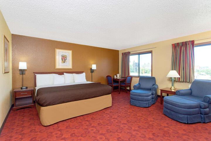 1 King Bed (9 of 17)