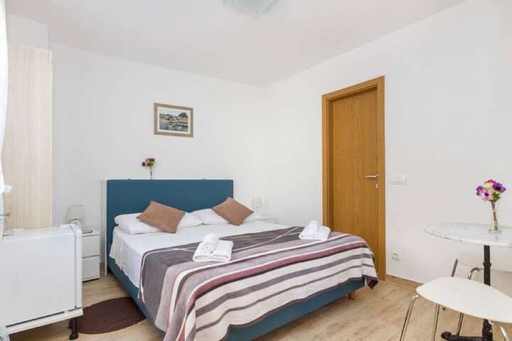 Room 7 of 80
