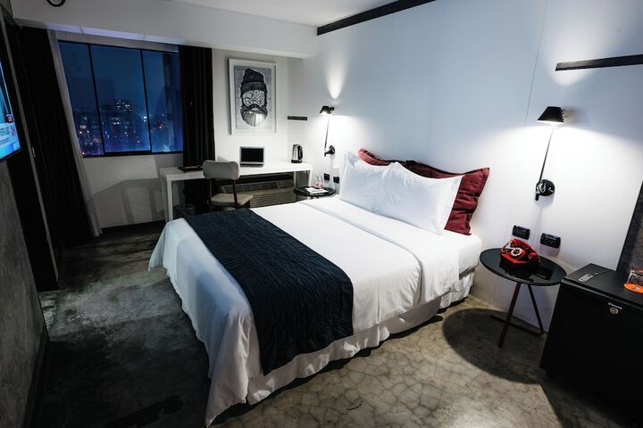 Room 27 of 82