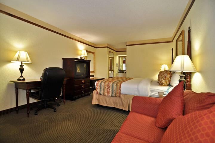 1 King Bed High Speed Internet Accessible Coffee Maker, Hairdryer Iron and Ironing Board Full Breakfast (8 of 13)