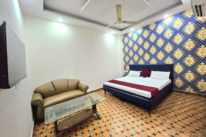 Room 6 of 8