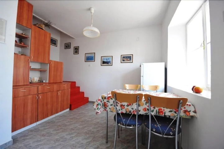Room 5 of 12