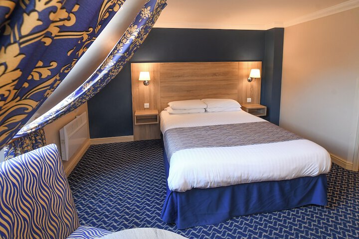 Room 43 of 216